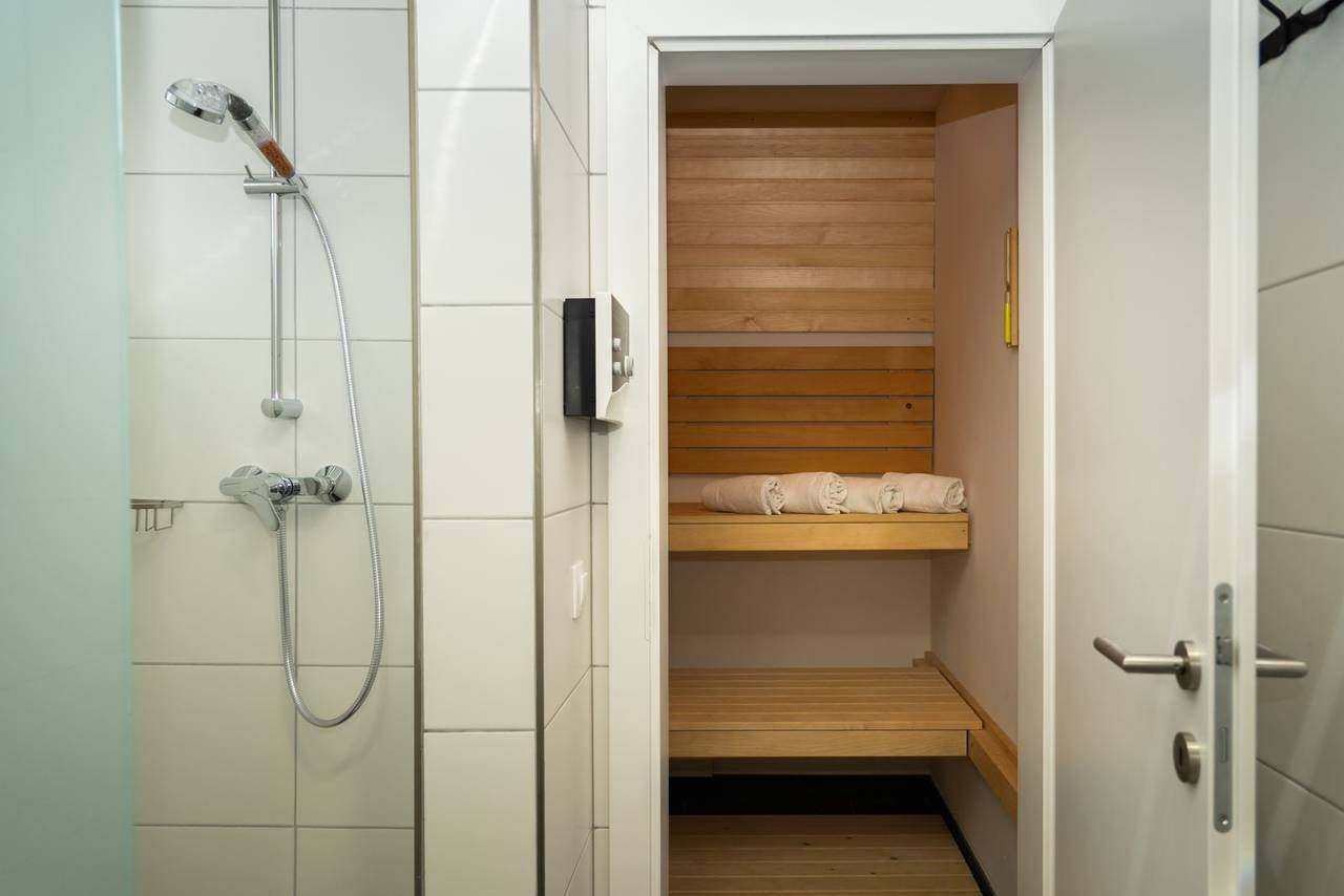 Shower right next to the sauna – Almzeit chalet apartment, Turracher Höhe