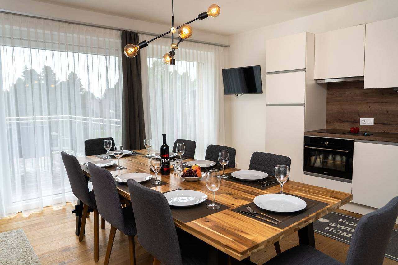 Dining area with kitchen – Almzeit chalet apartment, Turracher Höhe