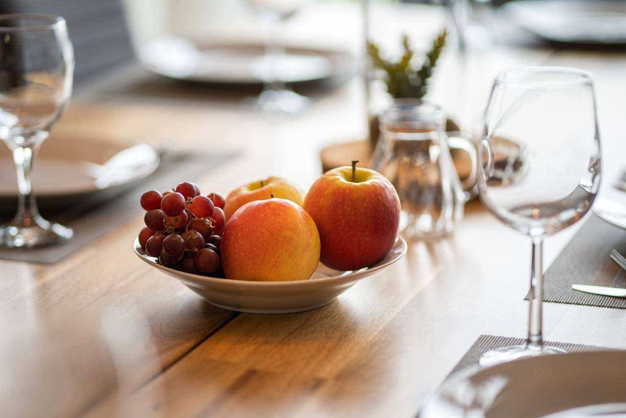 Laid table with fruit and wine glasses – Almzeit chalet apartment, Turracher Höhe