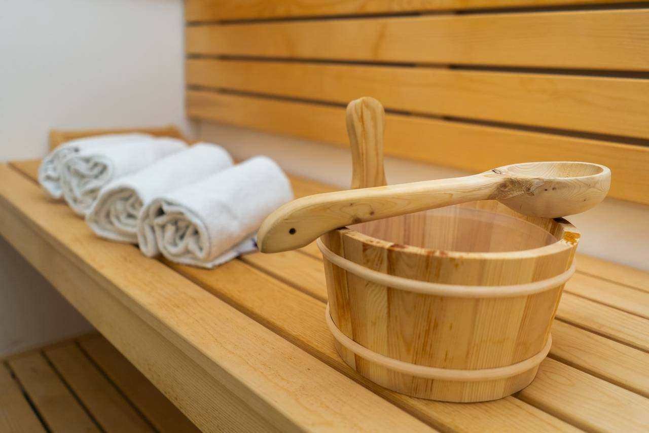 Sauna with ladle bucket and towels – Almzeit chalet apartment, Turracher Höhe