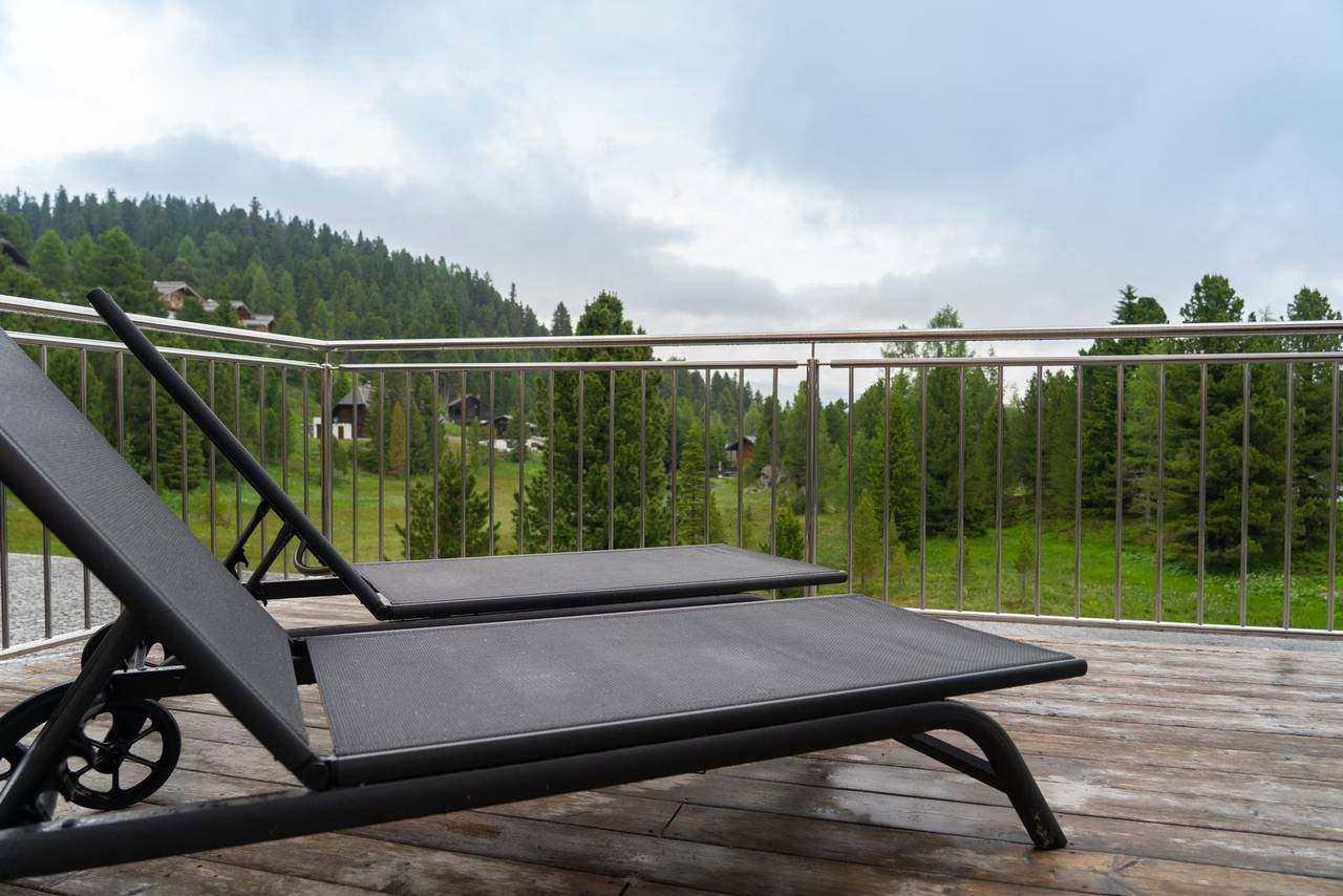 Sun loungers on the private terrace – Almzeit chalet apartment, Turracher Höhe