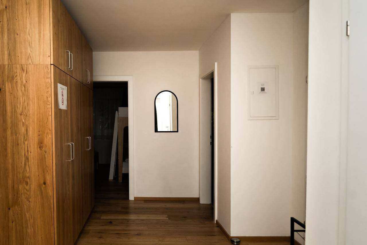 Entrance hall with large built-in wardrobe – Almzeit chalet apartment, Turracher Höhe