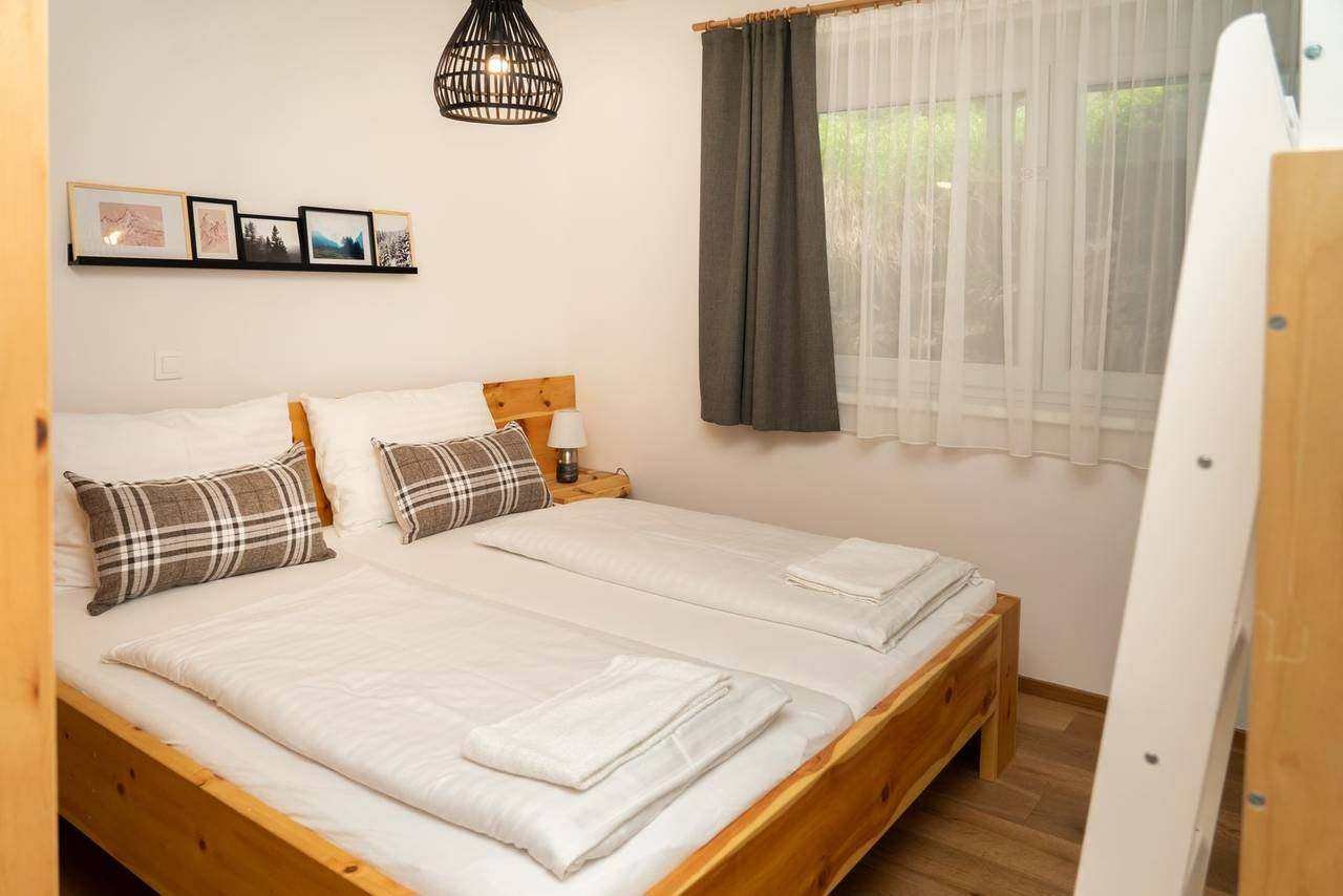 Second bedroom with double bed – Almzeit chalet apartment, Turracher Höhe