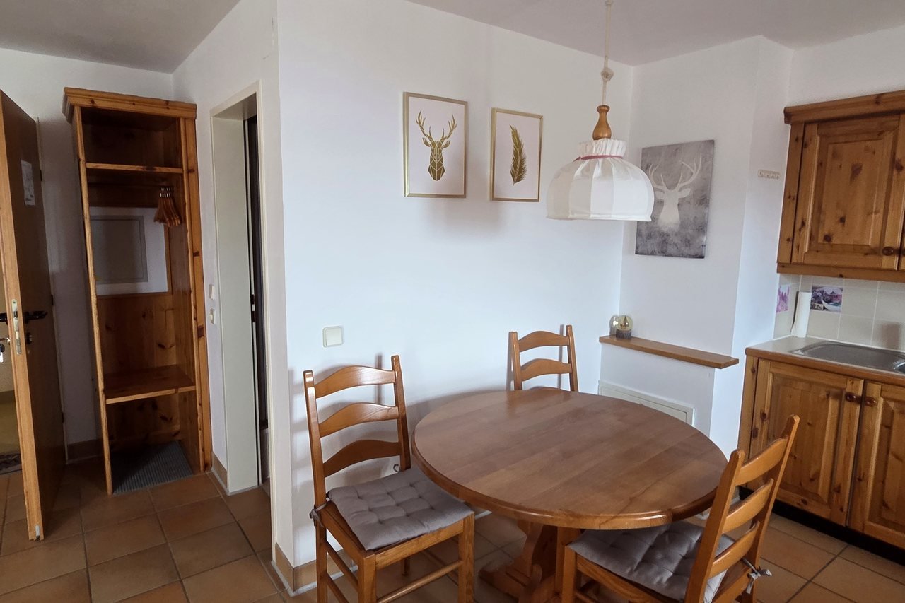 Round dining table next to the kitchen – Alpenliebe apartment, Kanzelhöhe
