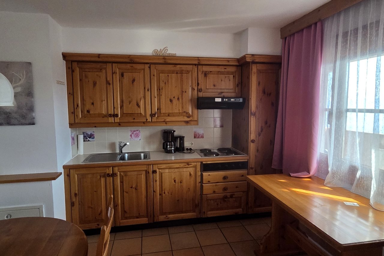 Kitchen with window and mountain view – Alpenliebe apartment at 1,440 m