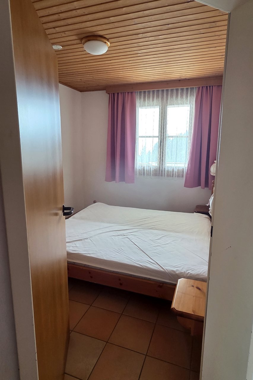 Bedroom with double bed in the Alpenzeit apartment at 1,440 m