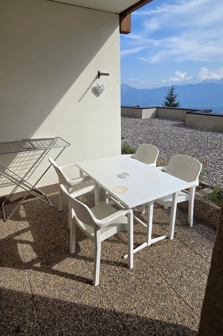 Terrace with seating and mountain views – Alpenzeit apartment, Gerlitzen Alpe