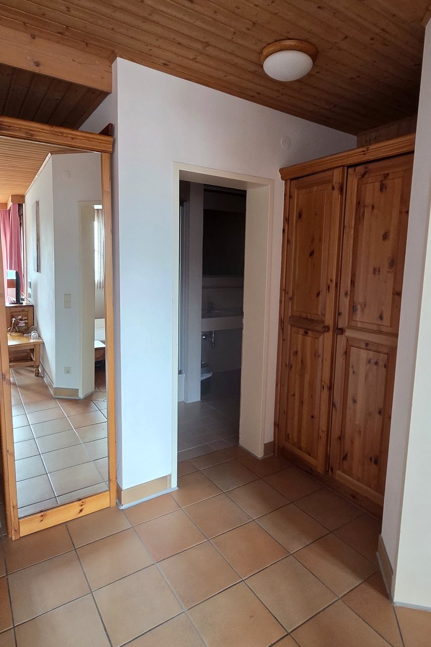 Hallway with wardrobe and access to the bathroom – Alpenzeit apartment