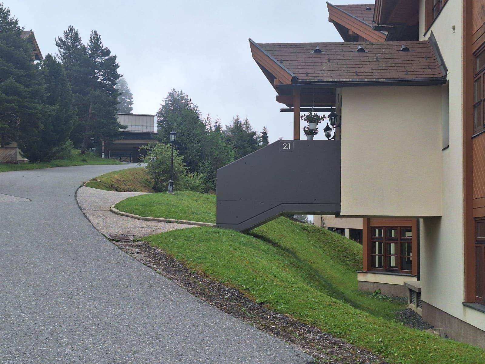 Building of the holiday apartments at Kanzelhöhe, Gerlitzen Alpe – exterior in summer