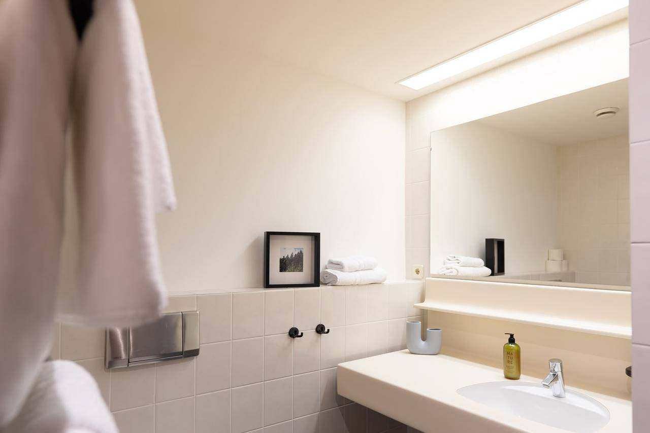Bathroom with vanity and towels – holiday apartment Gerlitzen Alpe