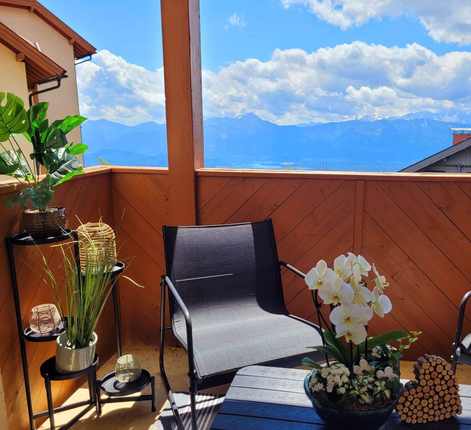 Balcony with seating and mountain panorama – holiday apartment Gerlitzen Alpe