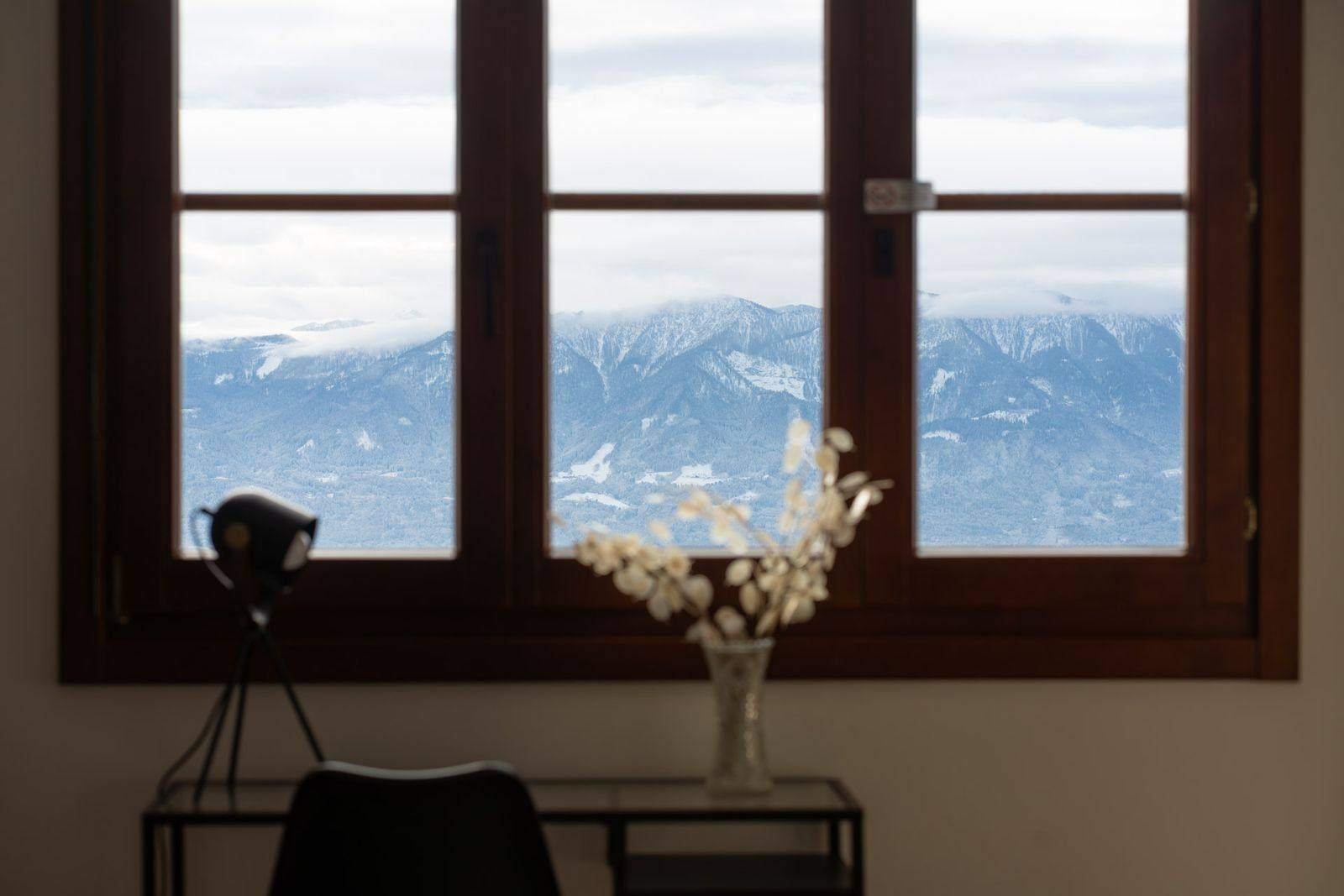 Window with mountain views of the Julian Alps – holiday apartment Gerlitzen Alpe