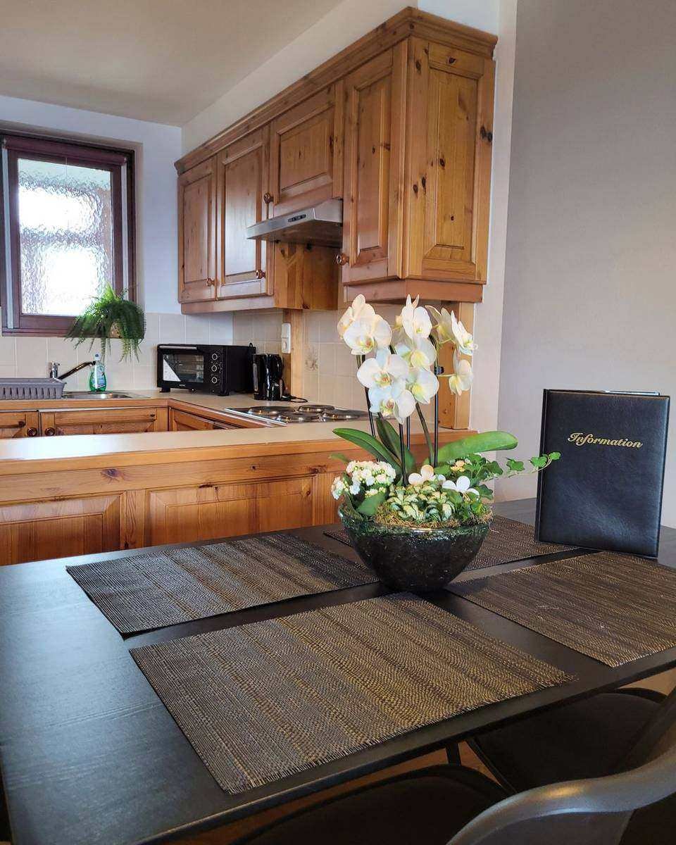 Wooden kitchen with dining area – holiday apartment on the Gerlitzen Alpe
