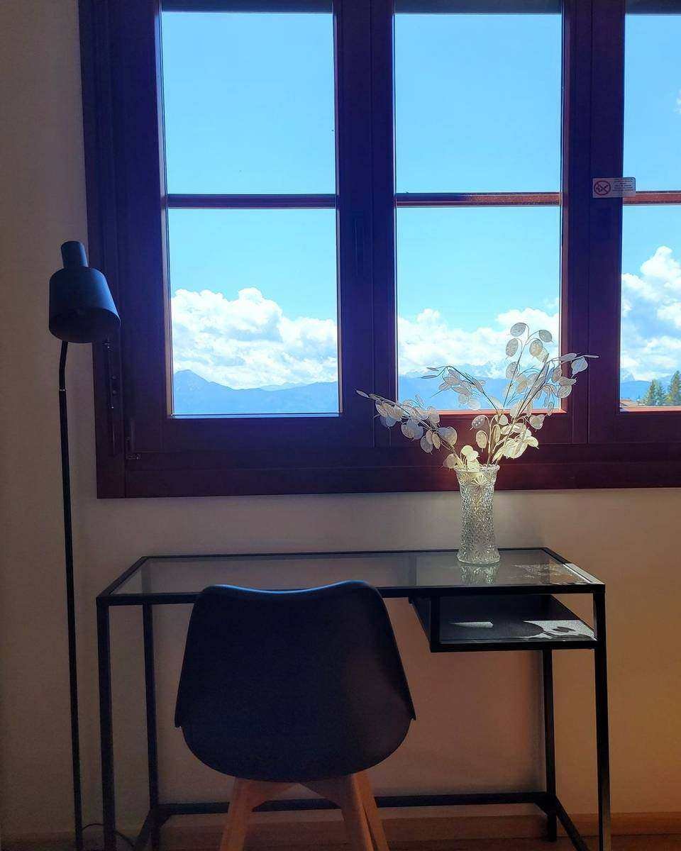 Desk in front of a window with mountain views – holiday apartment on the Gerlitzen Alpe