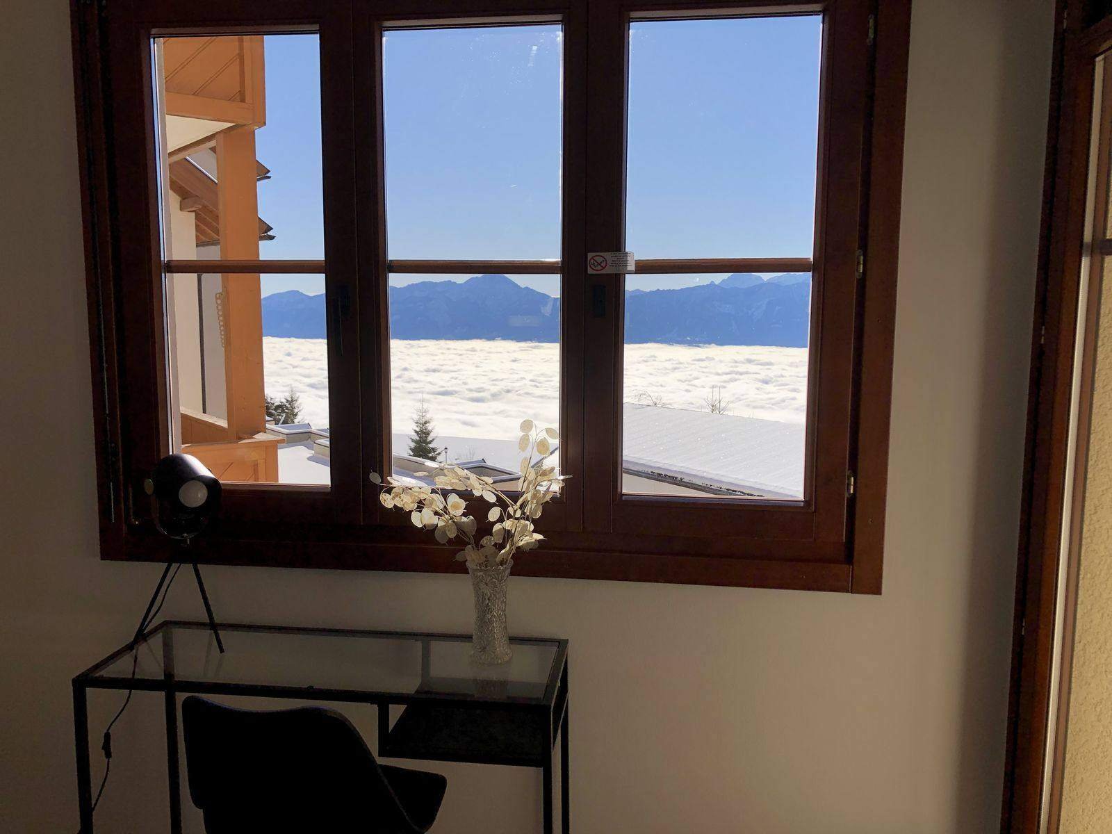 Desk by the window overlooking a sea of fog – holiday apartment Gerlitzen Alpe