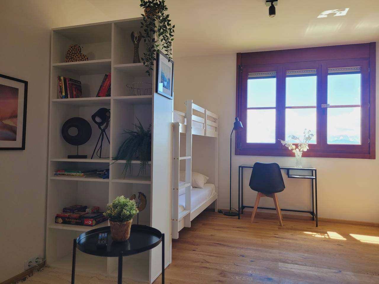 Bunk bed, bookshelf and desk by the window – holiday apartment Gerlitzen Alpe