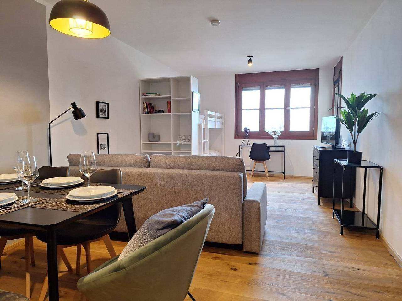 Spacious living area with sofa and dining table – holiday apartment on the Gerlitzen Alpe