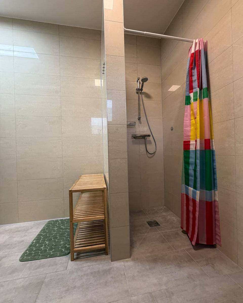 Bathroom with walk-in shower – Emy-Lou apartment Luisa-Marie, Maria Saal