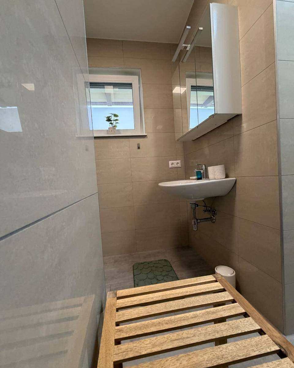 Bathroom with washbasin – Emy-Lou apartment Luisa-Marie, Maria Saal