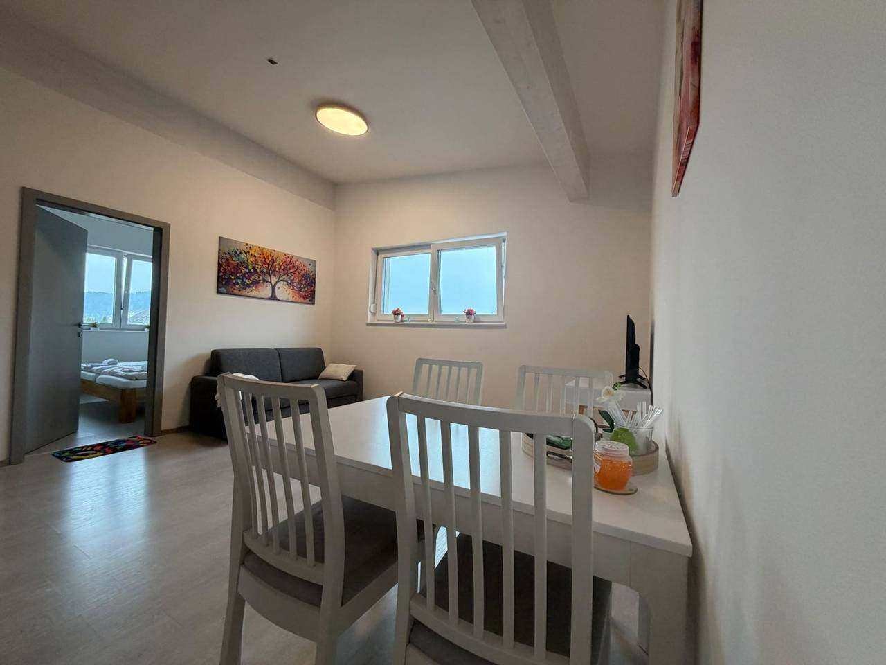 Dining table in the living area – Emy-Lou apartment Luisa-Marie, Maria Saal