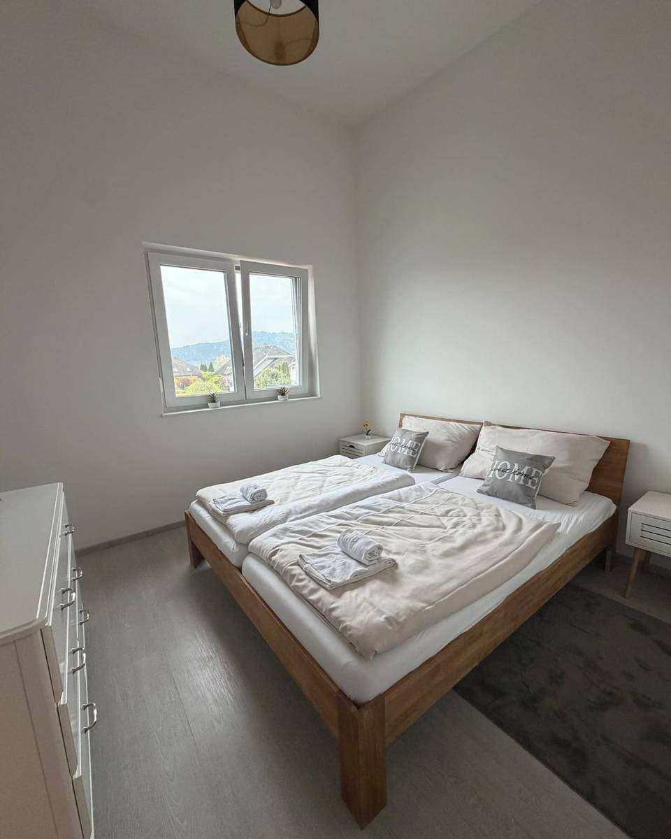 Bedroom with double bed and window – Emy-Lou apartment Luisa-Marie, Maria Saal