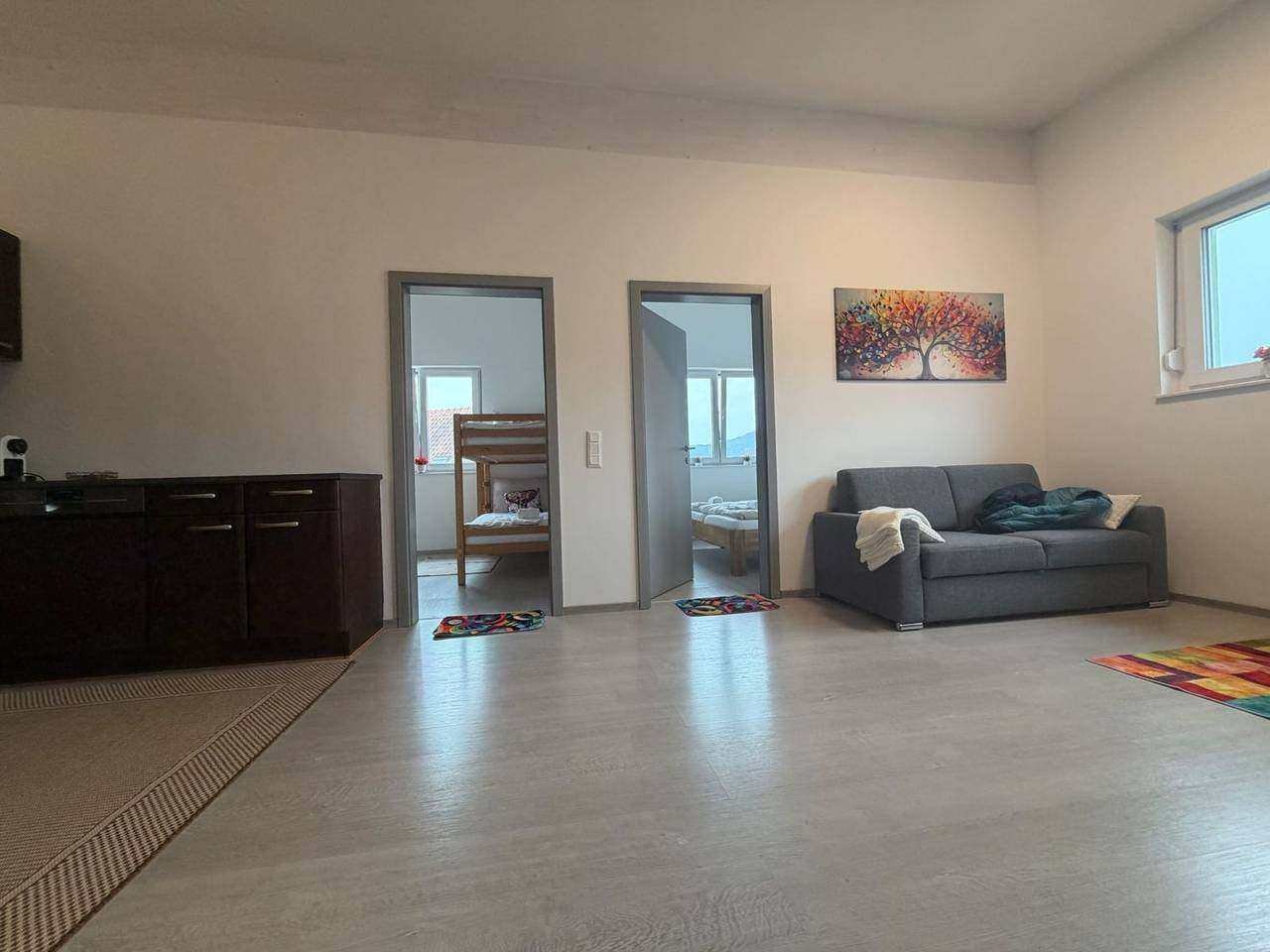 Living room with sofa and access to both bedrooms – Emy-Lou apartment Luisa-Marie, Maria Saal