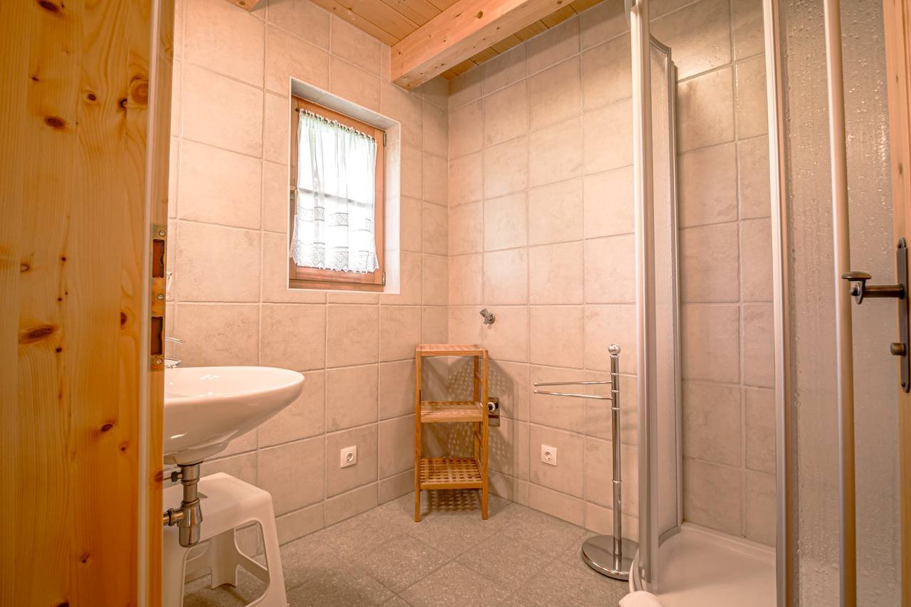 Bathroom with shower – Chalet Murmeltier