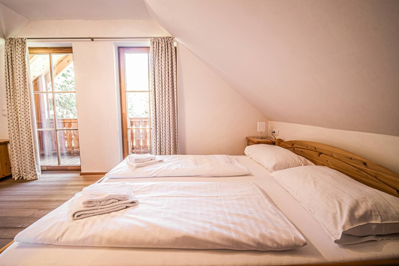 Bright attic bedroom with balcony door – Chalet Murmeltier