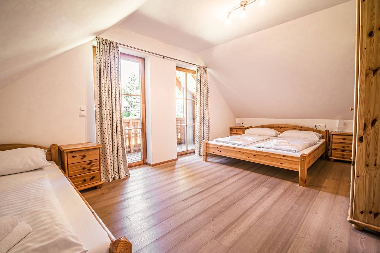 Attic bedroom upstairs – Chalet Haus Murmeltier