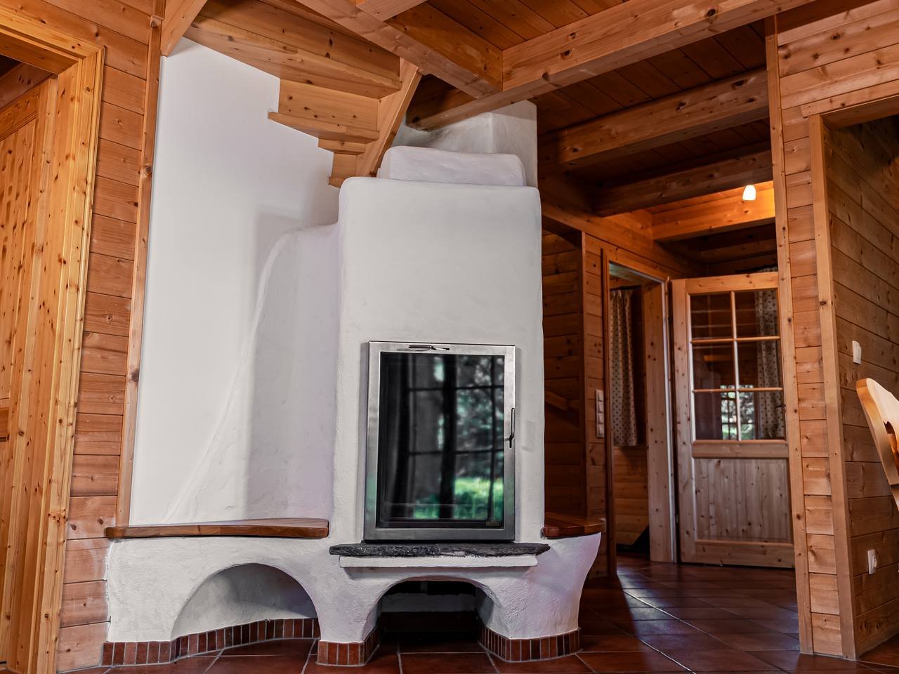 Tiled stove with fire window – cosy evenings in Chalet Murmeltier