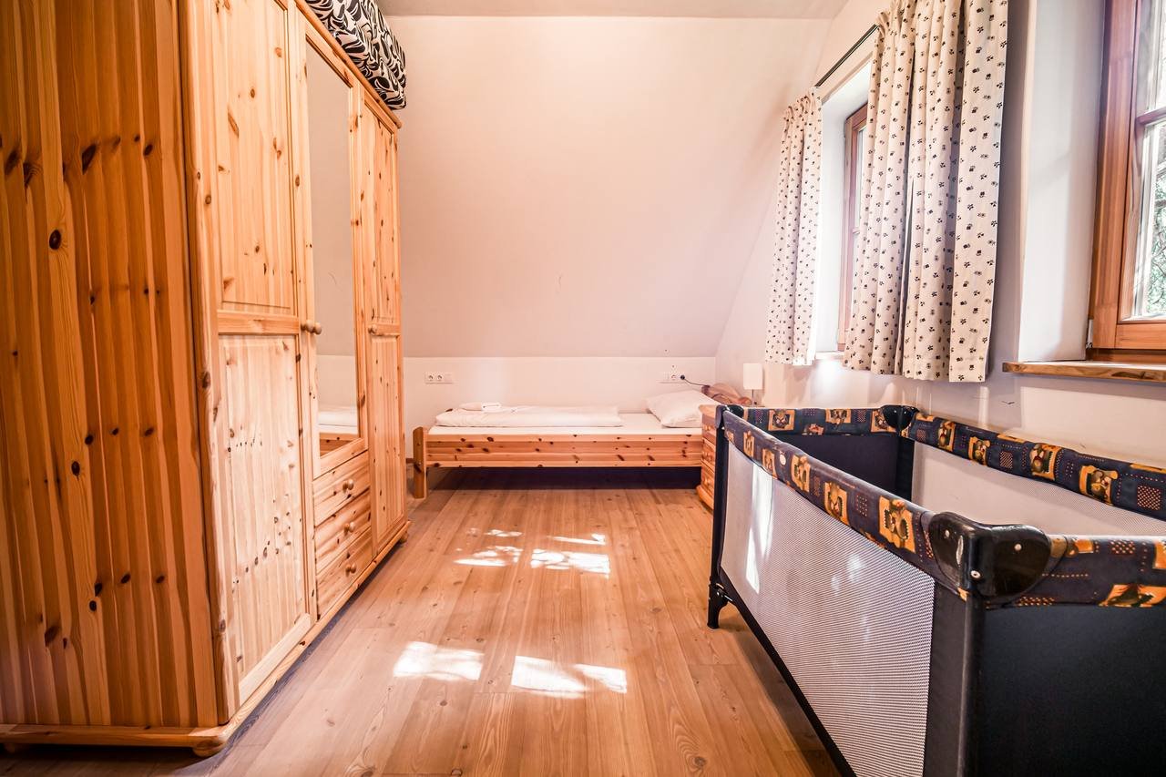 Room with single bed and travel cot – ideal for families