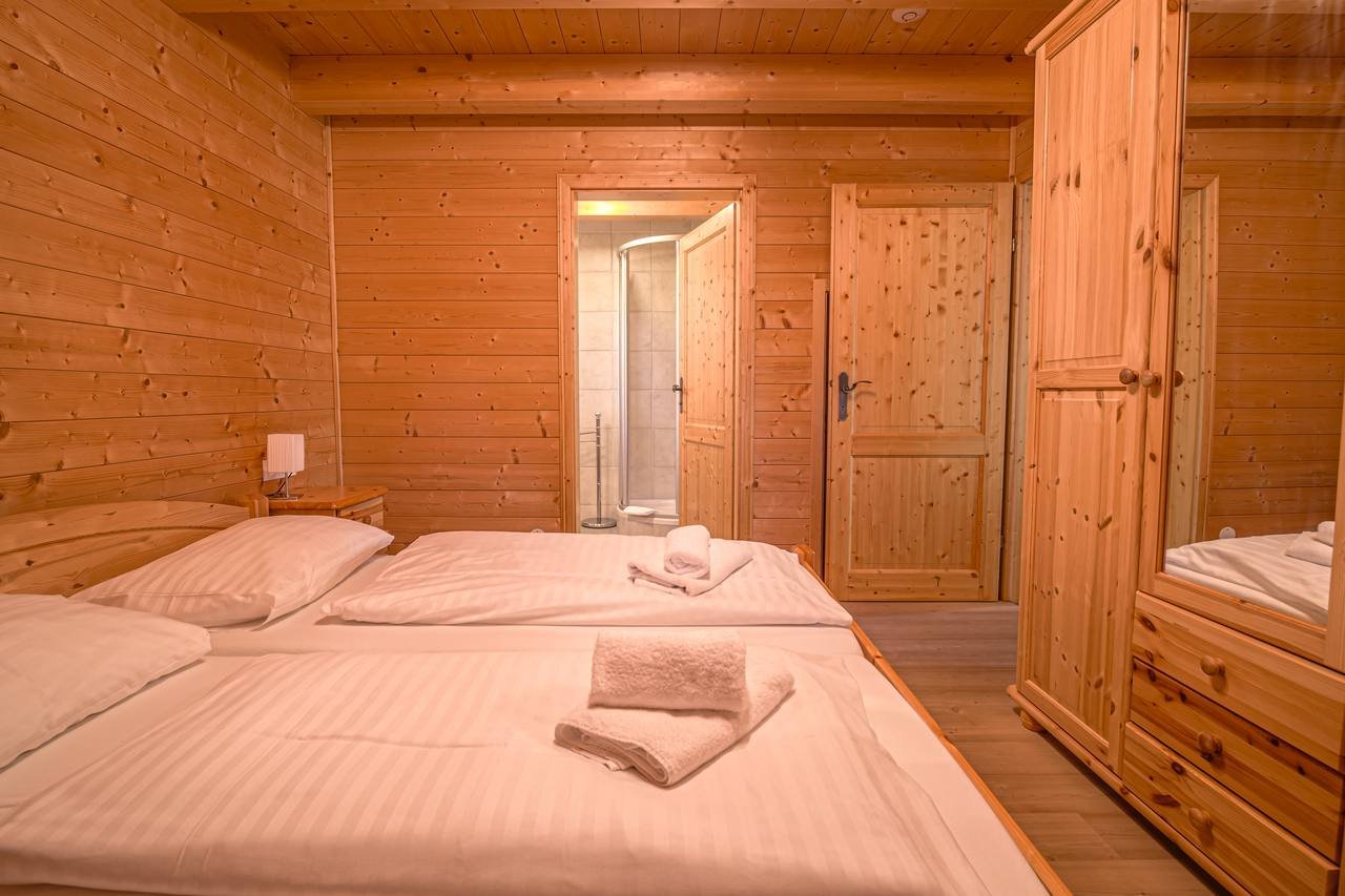 Bedroom with double bed and wardrobe – holiday house Turracher Höhe