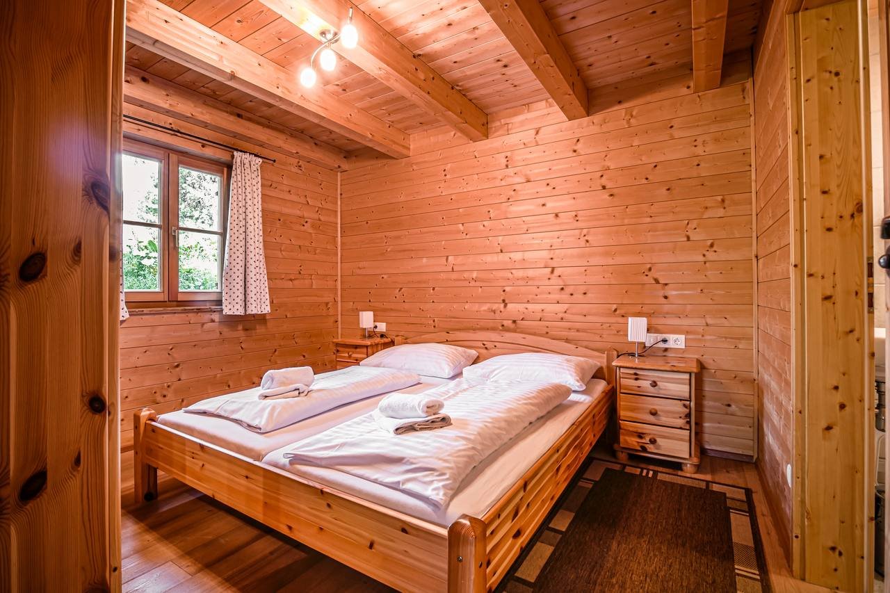 Cosy timber bedroom – Chalet Haus Murmeltier