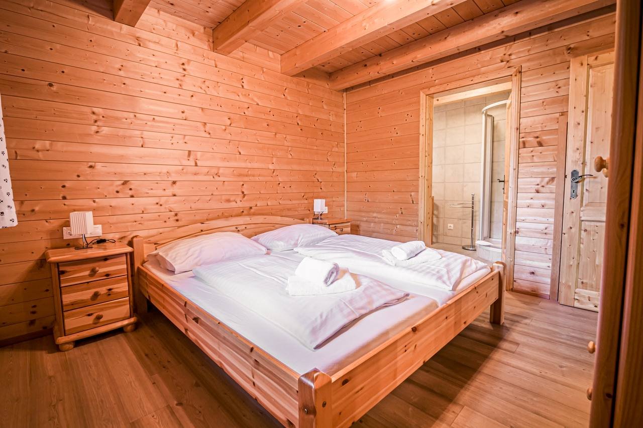 Second bedroom with double bed – Chalet Murmeltier