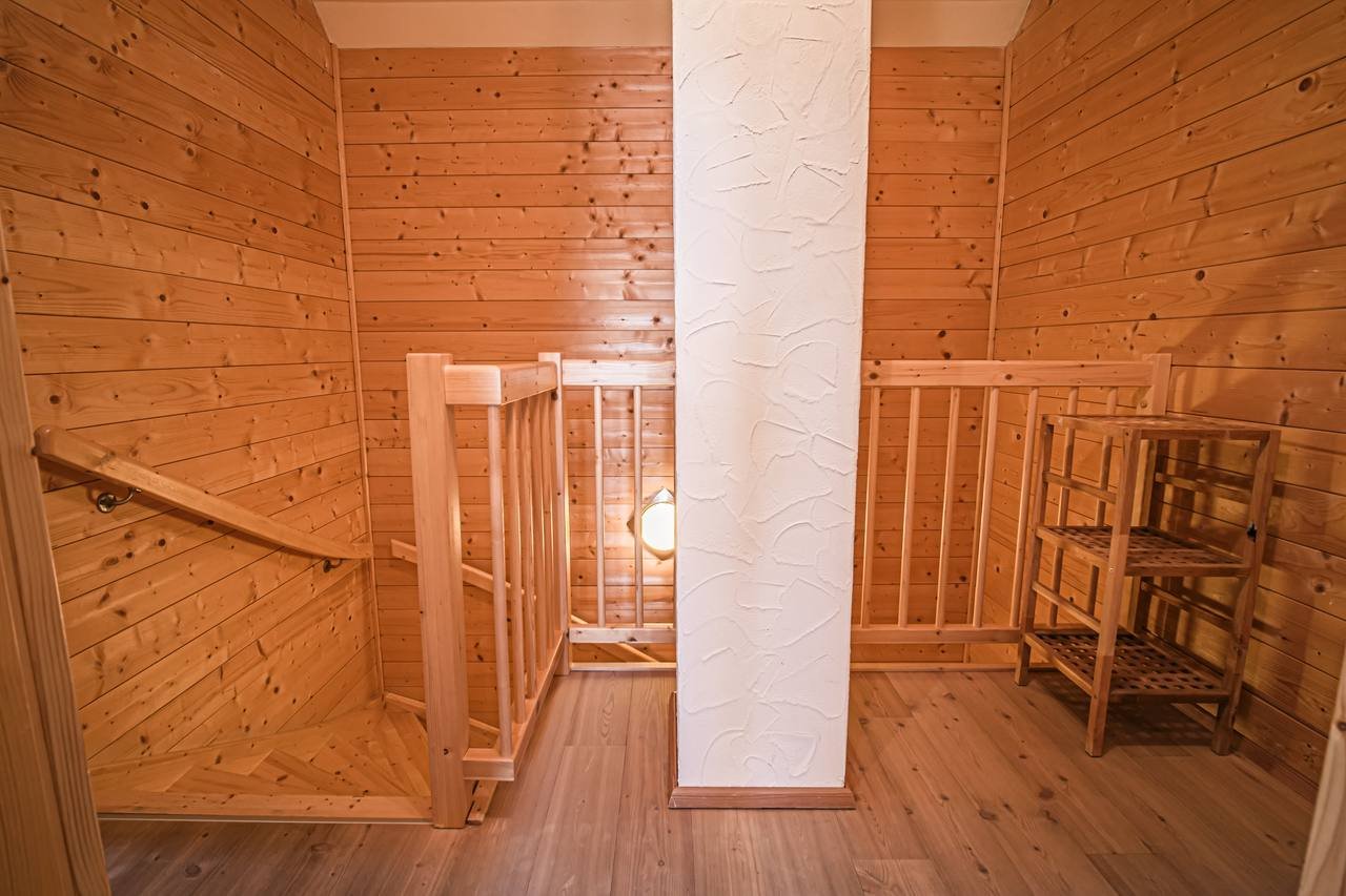 Wooden staircase to the upper floor – Chalet Haus Murmeltier