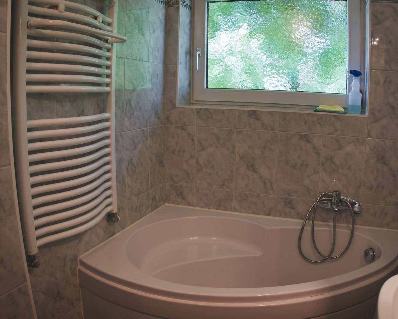 Bathroom with corner bathtub – Gerlitze apartment (upper floor), Sattendorf on Lake Ossiach