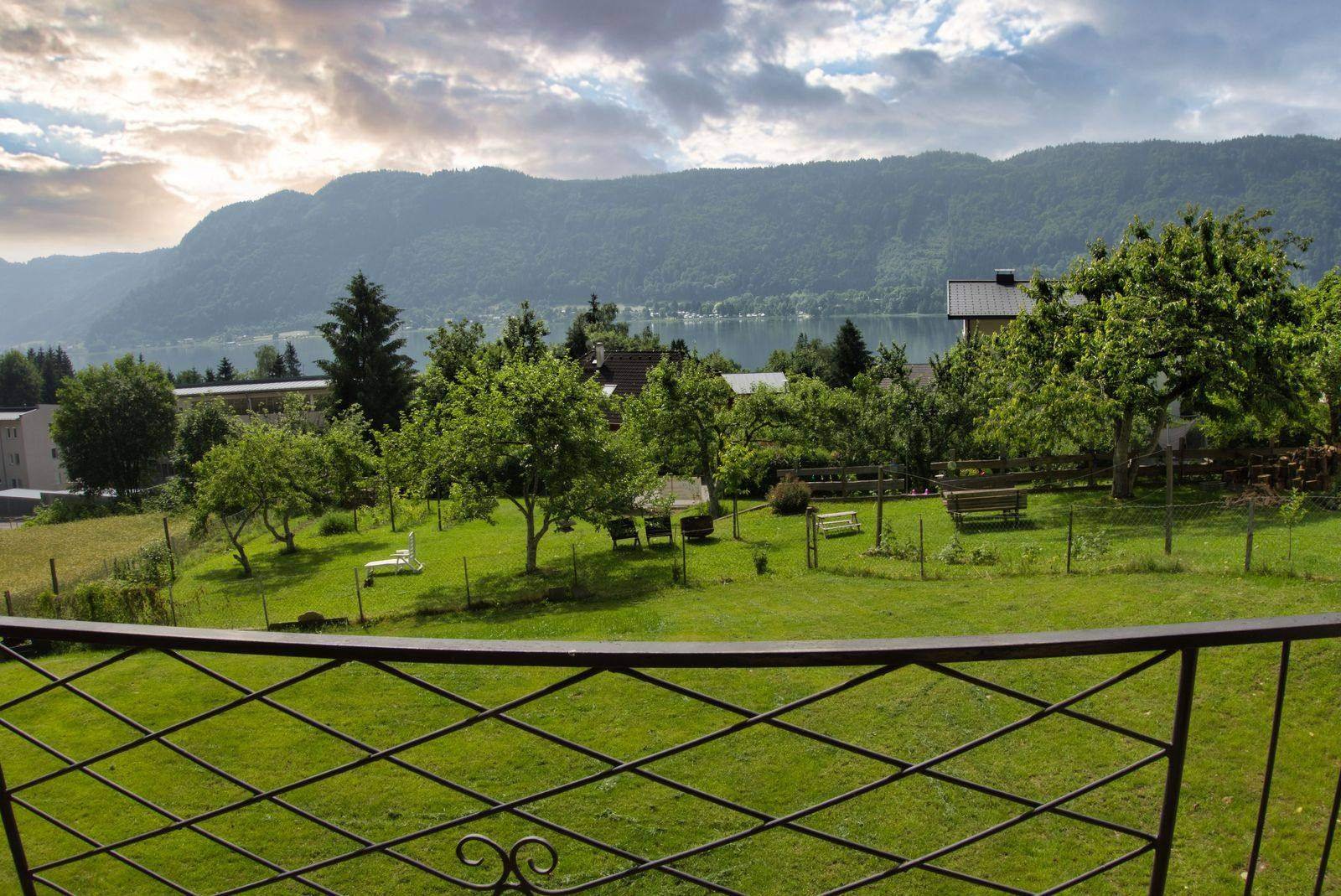 Balcony overlooking the garden, Lake Ossiach and the mountains – Gerlitze apartment (upper floor), Sattendorf on Lake Ossiach