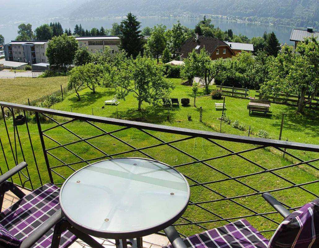 Balcony with seating and lake view – Gerlitze apartment (upper floor), Sattendorf on Lake Ossiach