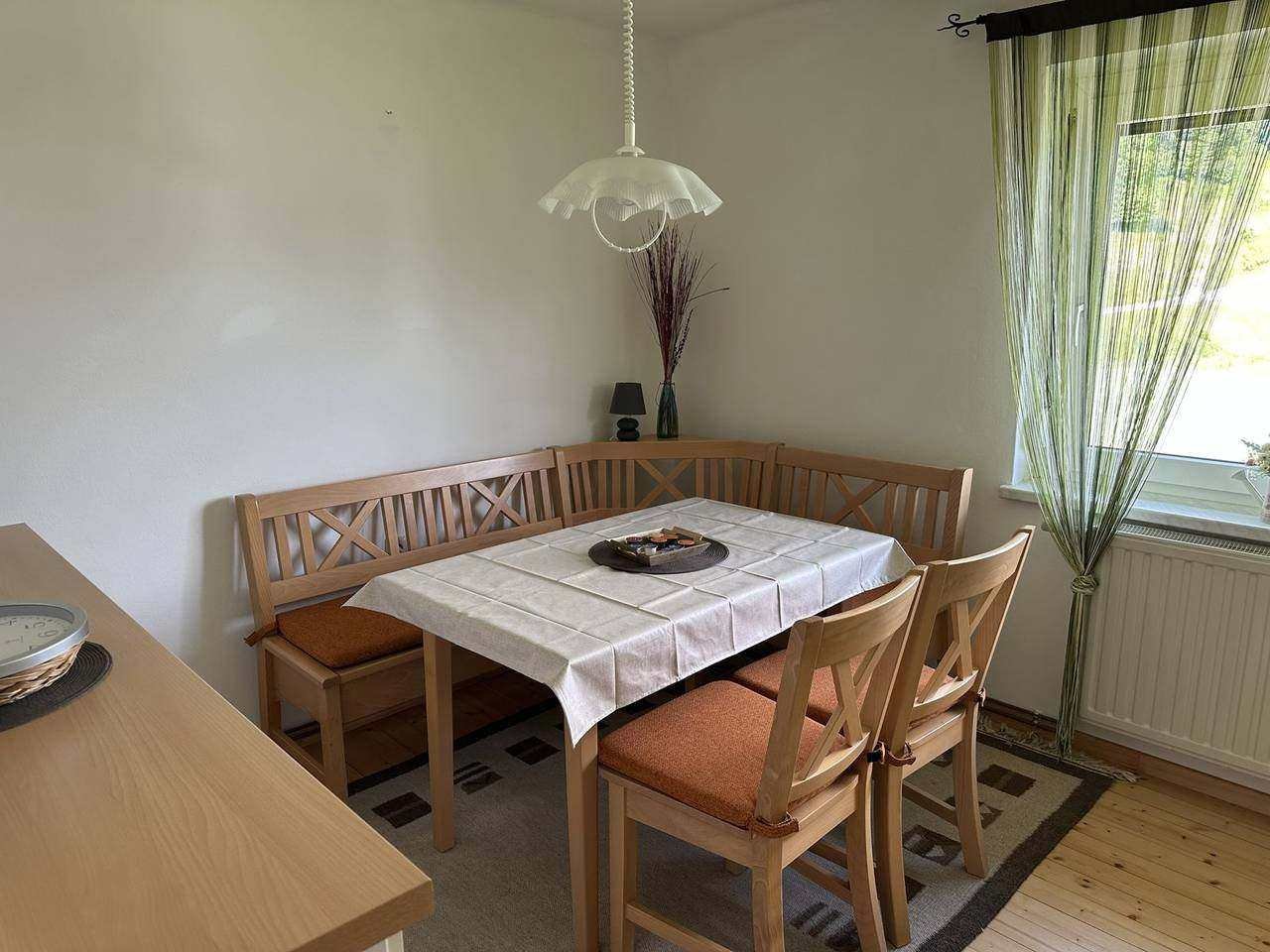 Dining corner by the window – Gerlitze apartment (upper floor), Sattendorf on Lake Ossiach