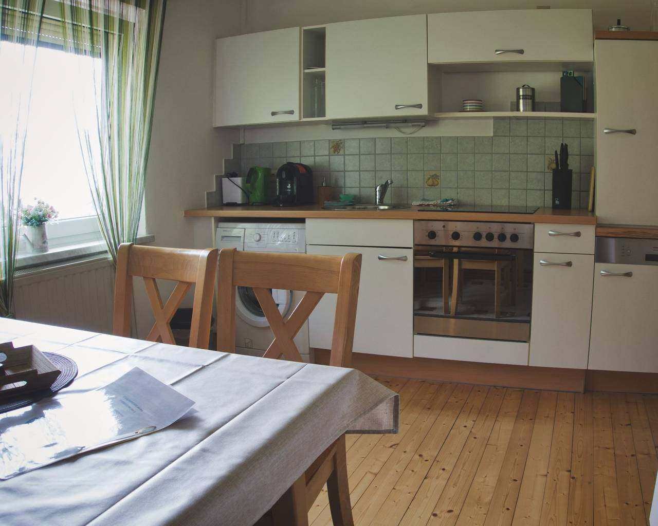 Fully equipped kitchen with dining area – Gerlitze apartment (upper floor), Sattendorf on Lake Ossiach