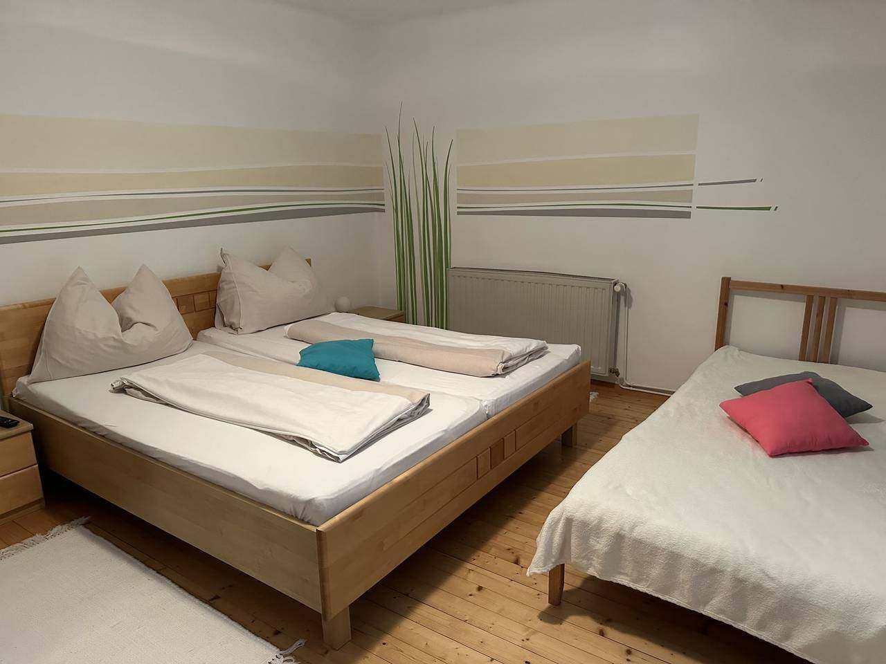 Bedroom with double bed and single bed – Gerlitze apartment (upper floor), Sattendorf on Lake Ossiach