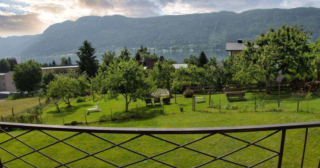 Holiday apartment on Lake Ossiach in Sattendorf – balcony with lake view