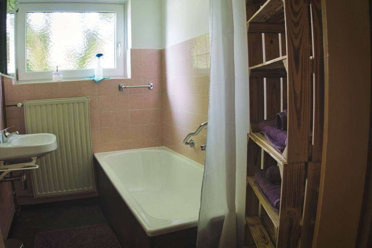Bathroom with bathtub – Ossiachersee apartment (ground floor), Sattendorf
