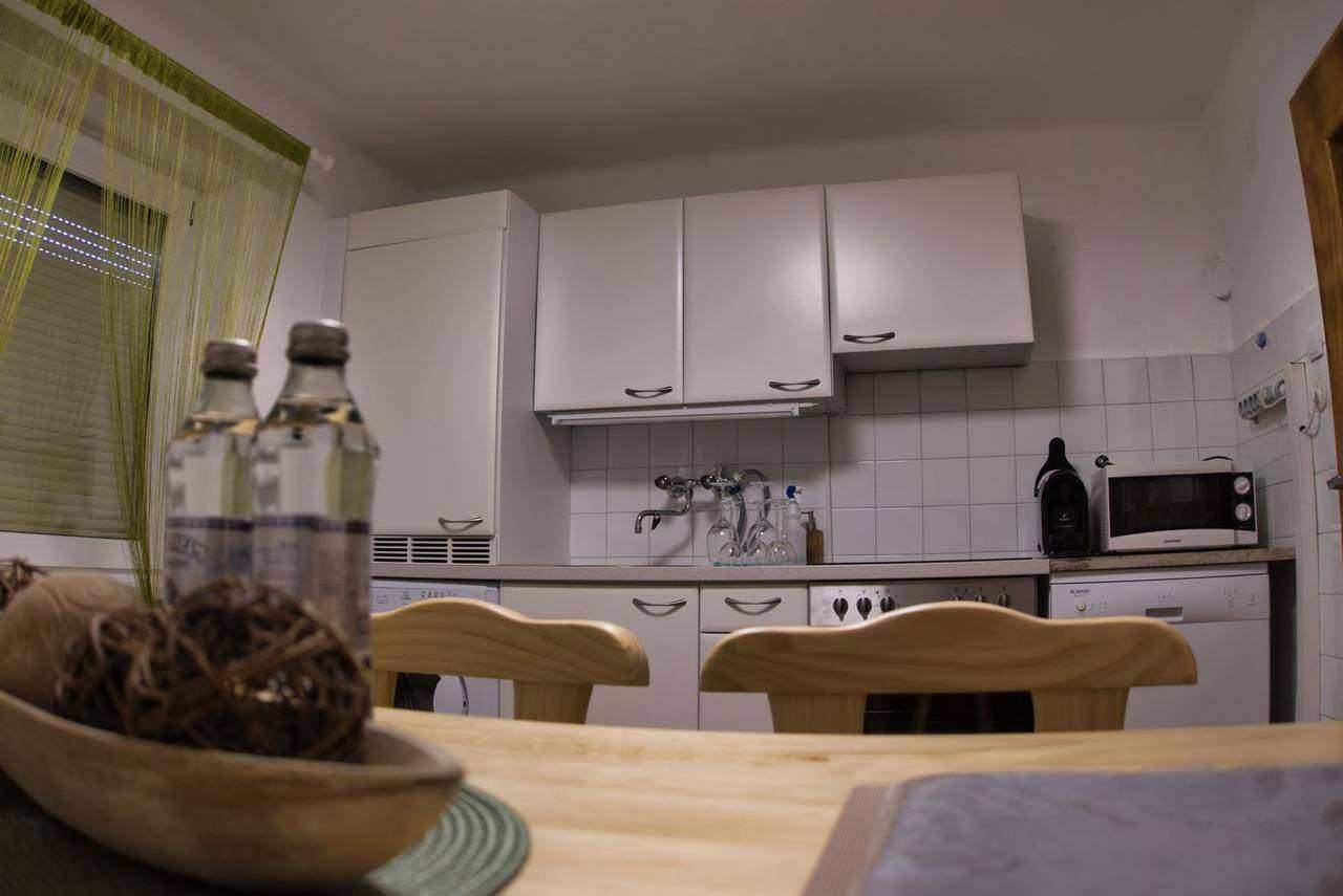 Kitchen with dining area – Ossiachersee apartment (ground floor), Sattendorf