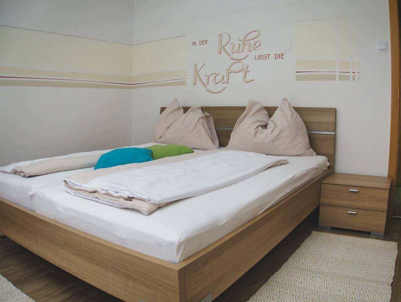 Bedroom with double bed – Ossiachersee apartment (ground floor), Sattendorf