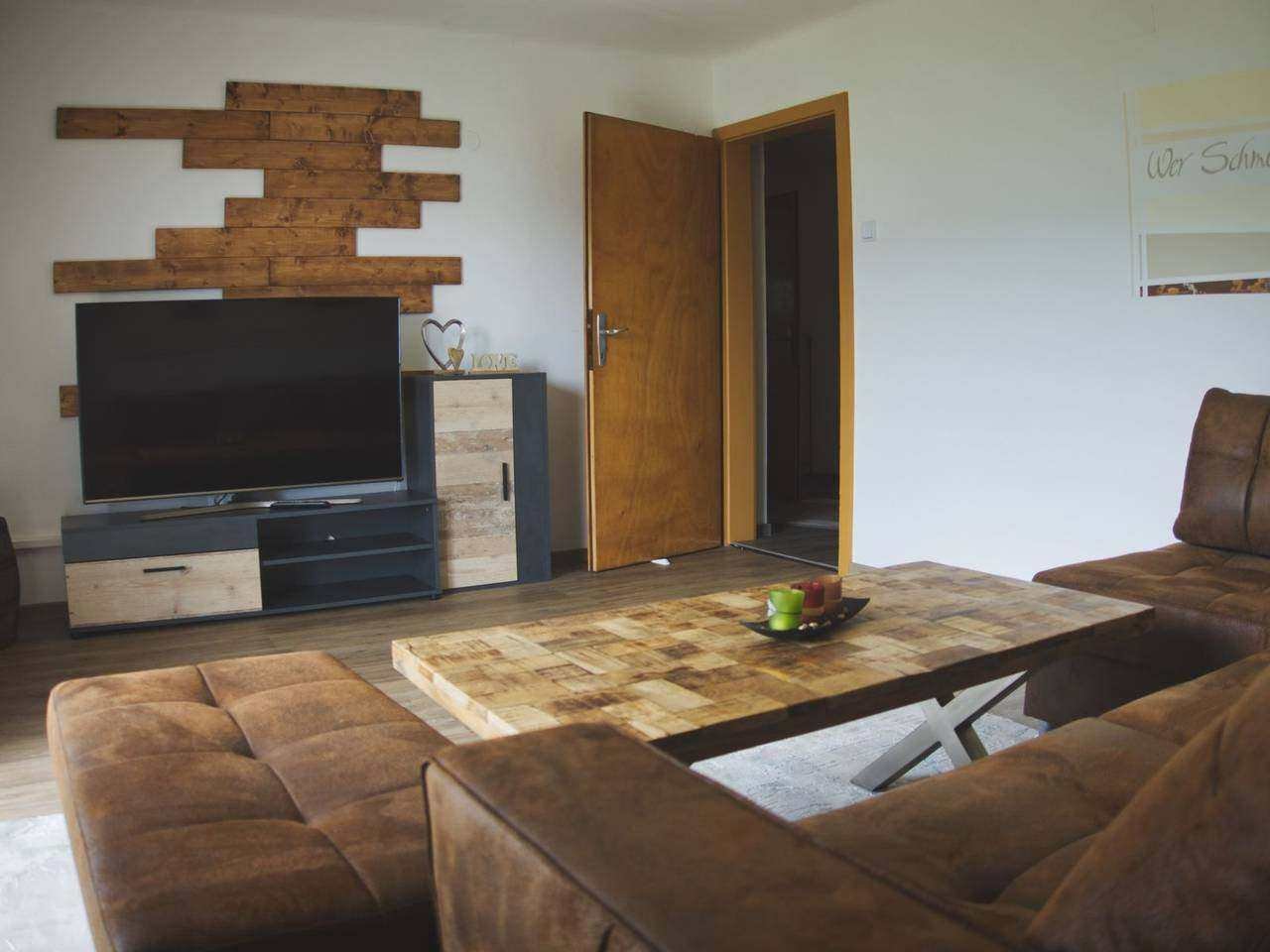 Living area with TV and wooden wall – Ossiachersee apartment (ground floor), Sattendorf