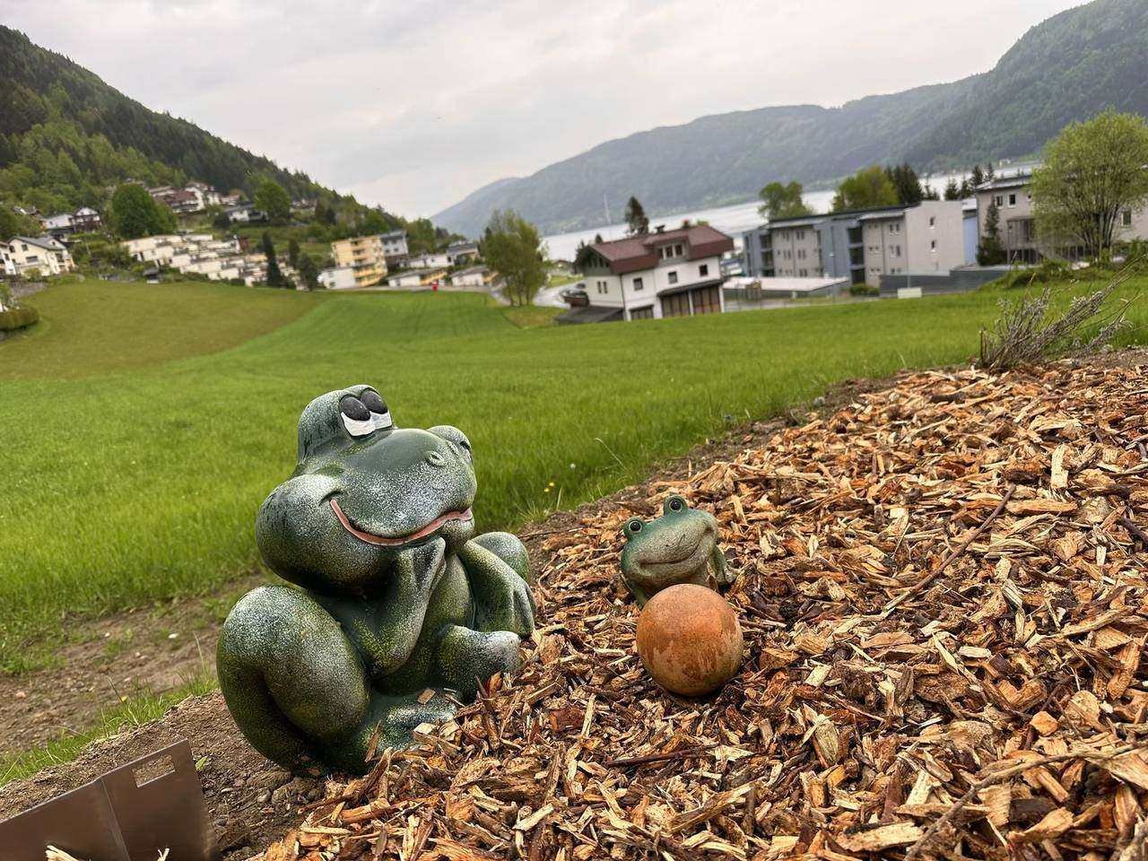 Garden by the house with a view over Sattendorf to Lake Ossiach